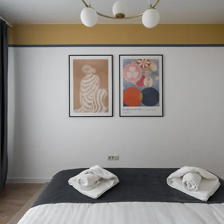 Spacious 809 Apartment